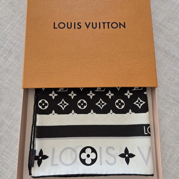 Louis Vuitton Accessories - Louis Vuitton Black and White Scarf